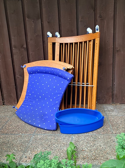 Stokke puinen hoitopöytä ja sininen patjasetti