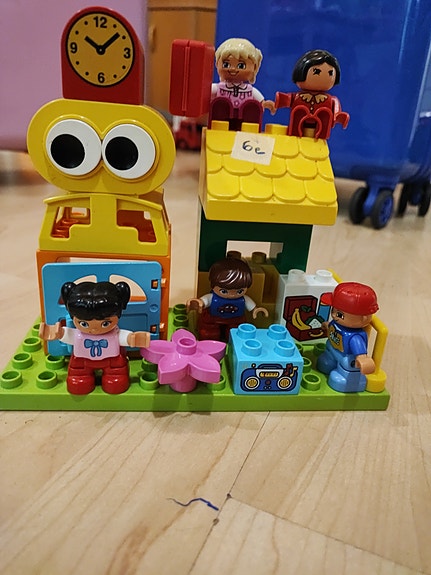 Lego Duplo rakennus palikoita ja lapsi-hahmoja