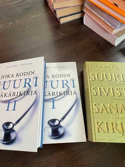 Joka kodin suuri lääkärikirja x2 ja suuri sivistyssanakirja