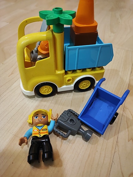 LEGO DUPLO keltainen kuorma-auto ja hahmot