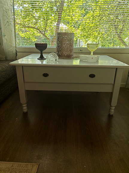 Valkoinen sohvapöytä laatikolla
