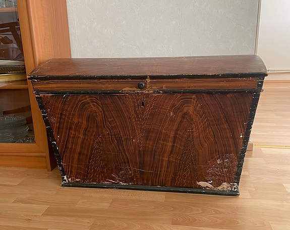 Vanha, puinen arkku.