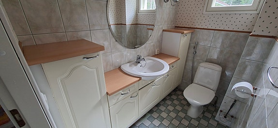 WC kalusteet, wc-istuin, pesuallas ja hana