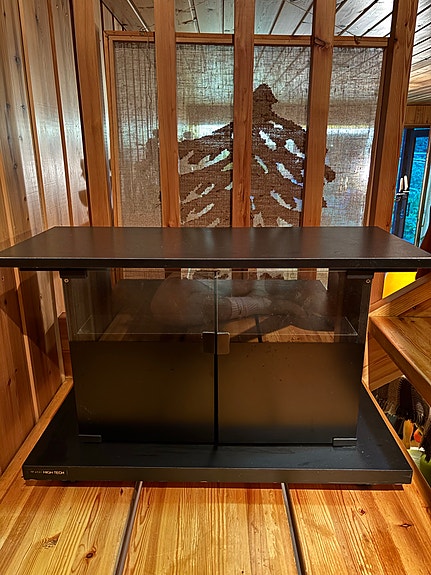 Renkaallinen tv taso/hylly