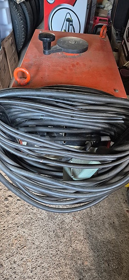 Kemppi hitsauskone kaapeleilla