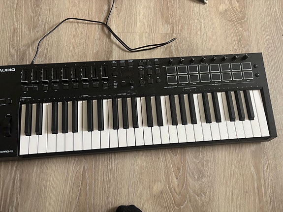 M-Audio Oxygen Pro 49 -MIDI-koskettimisto, 49 kosketinta