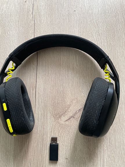 Logitech kuulokkeet ja näppis