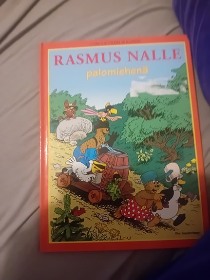 Rasmus Nalle -kirjat palomieshattu ja pikku lohikäärme