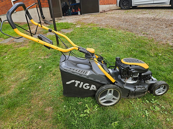 Stiga Combi 748 SE bensiiniruohonleikkuri kerääjällä