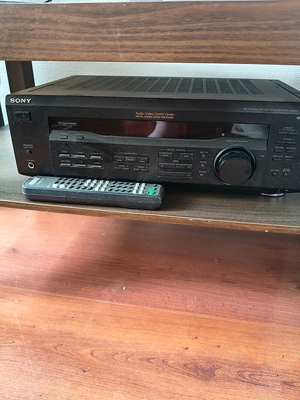 Sony vahvistin ja lattiakaiuttimet