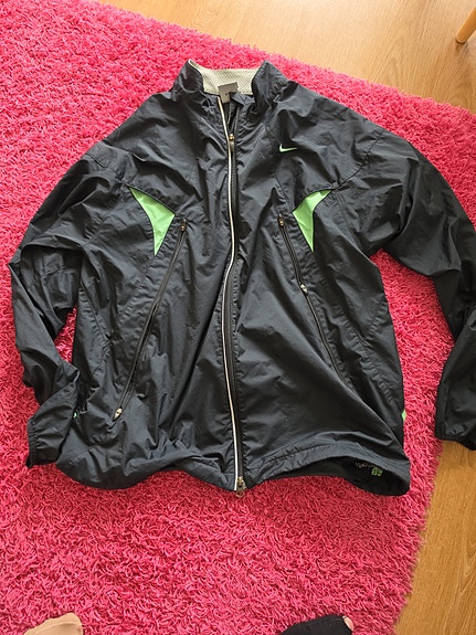Nike Clima-Fit juoksutakki L musta-vihreä