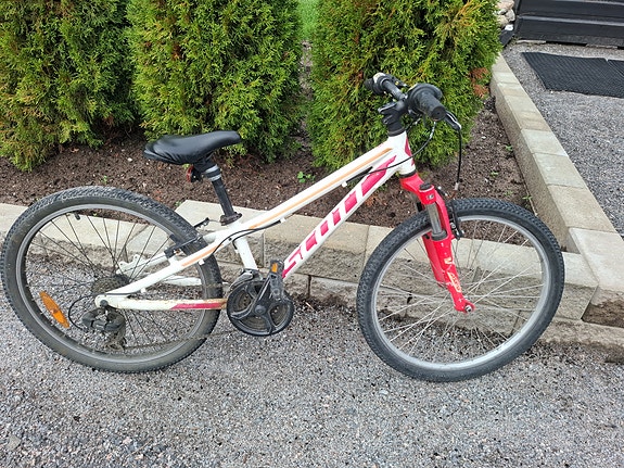 Scott Scale maastopyörä 24" valko-punainen