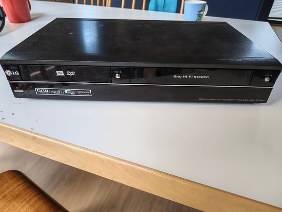 LG RC689H DVD/VHS-soitin ja tallennin