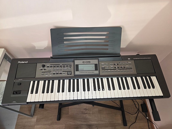 Roland E09 kosketinsoitin musta