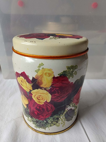 Kahvipurkki ruusukuviolla, vintage, Helsinki-Klaukkala