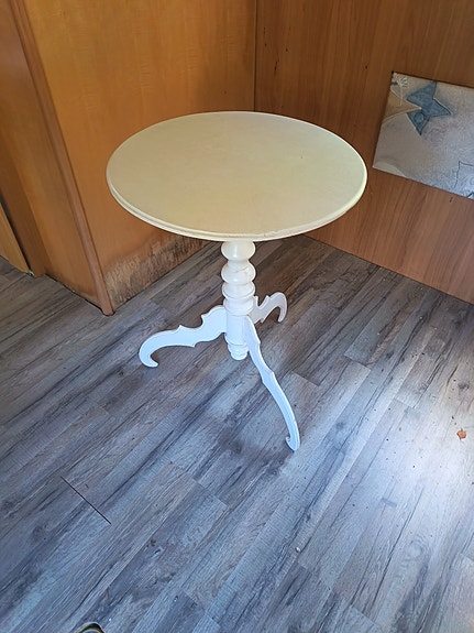 Pieni sivupöytä