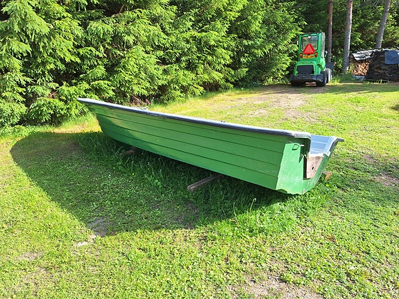 Vene + 12 hp Tohatsun 2-tahti perämoottori myydään pakettina. Toimiva.