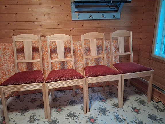 ruokapöytä ja neljä tuolia