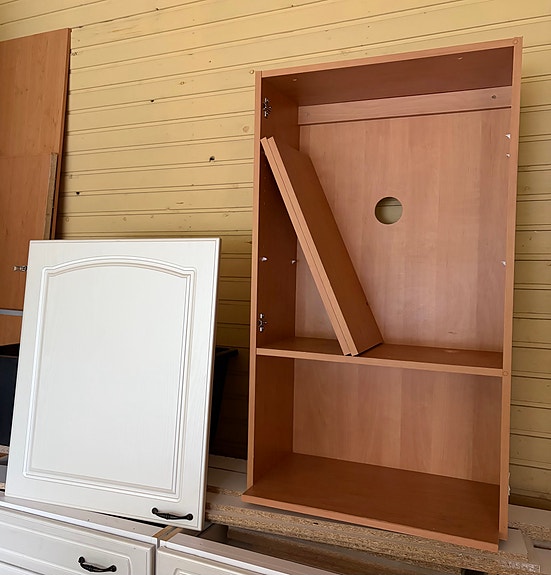 Puretun keittiön runkoja ja kaappeja