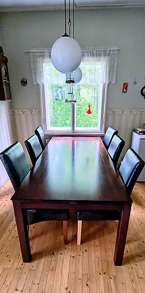Iso pöytä ja tuolit