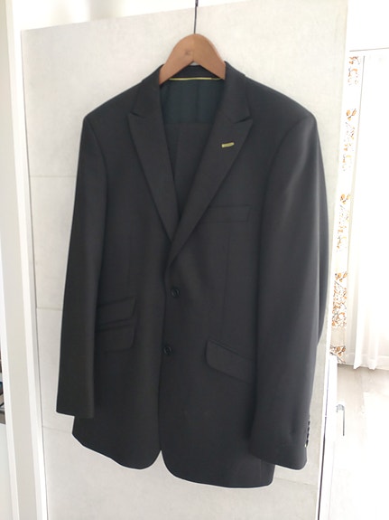 Miesten tumma puku MB 48