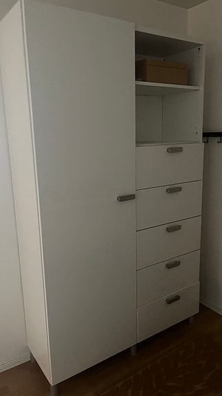 Kaunis eteisen vaatekaappi