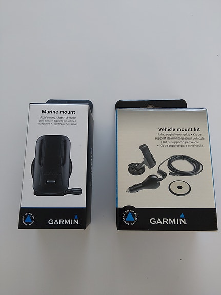 Garmin telineet, käsinavigaattoriin, sekä vesille. Kaksi Garmin sykevyötä.