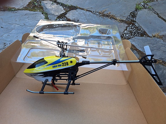Nine Eagles Solo Pro 228 RC-helikopteri ja J5-kaukosäädin