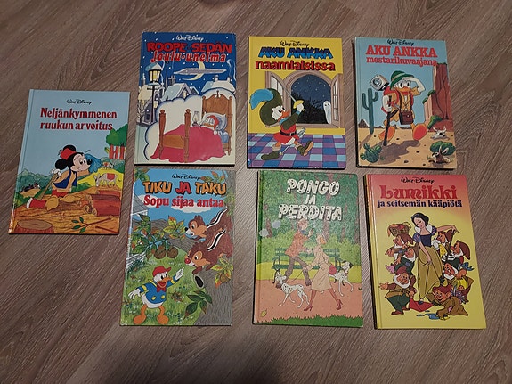 7 kpl Disneyn kirjoja