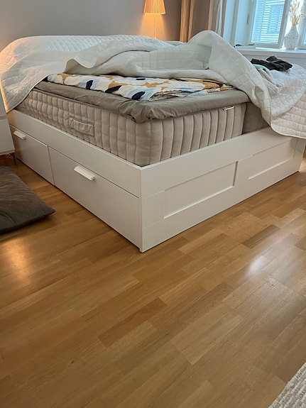 IKEA valkoinen sängynrunko säilytyslaatikoilla