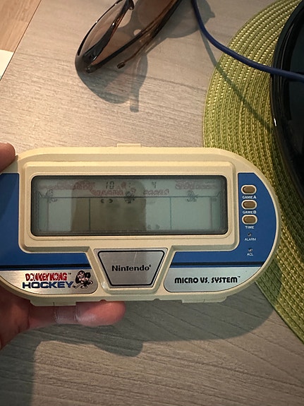 Nintendo Donkey Kong Hockey Micro Vs. System pelikonsoli