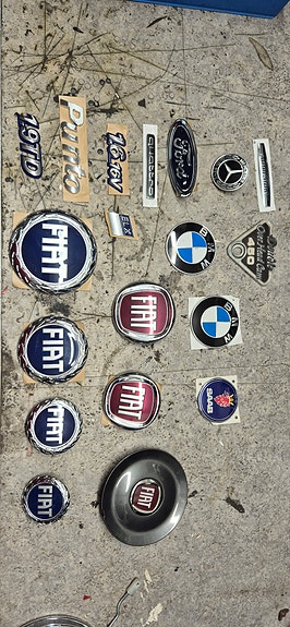 Fiat merkkitarrat ja -logot autoon
