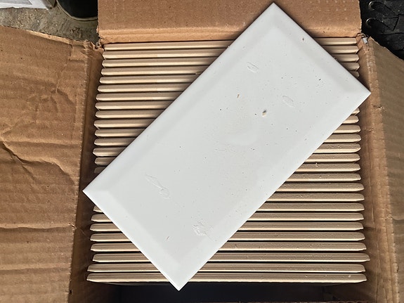 Varattu: Valkoinen Metro-laatta 20x10 cm