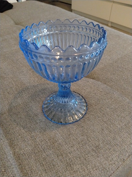 Iittala sininen lasimalja jalalla 155mm