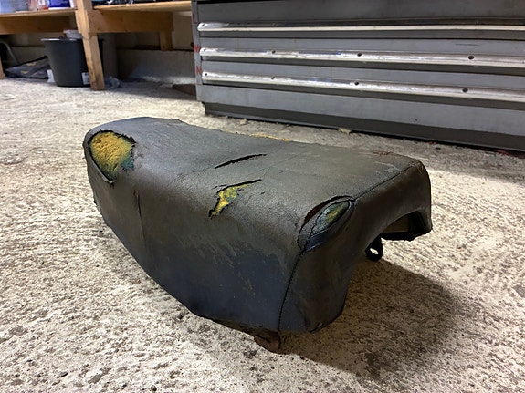 Suzuki PE 175/250 istuin