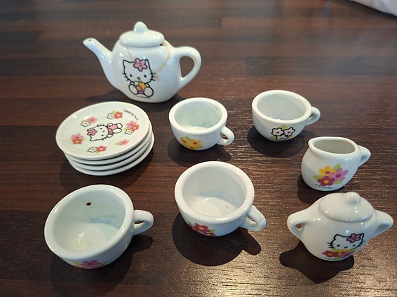 Hello kitty posliini astiasto