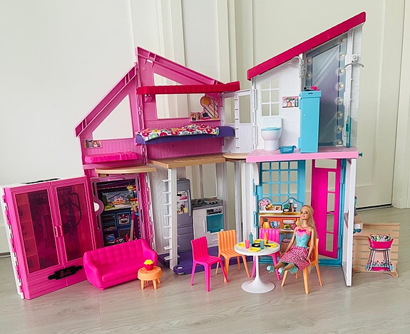 Barbie Malibu -talo ja vaatekaappi