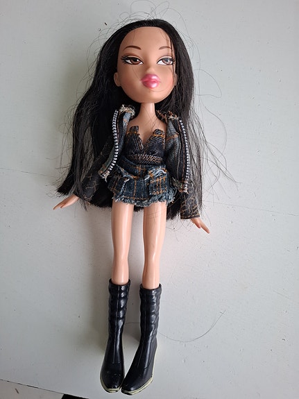 Bratz-nukke mustilla vaatteilla ja saappailla