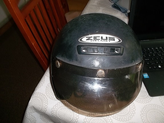 retro kypärä ehjä