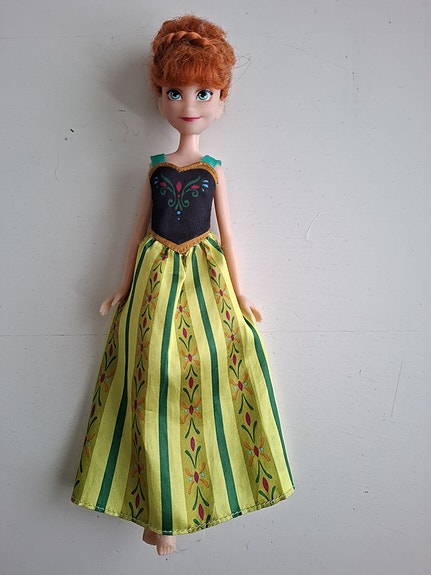 Frozen Anna -nukke mekolla