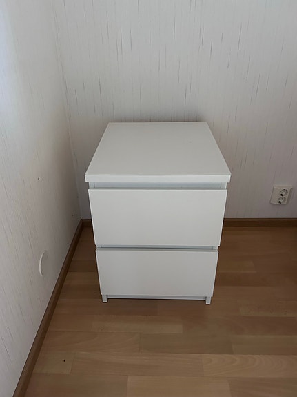 Ikea malm yöpöytä