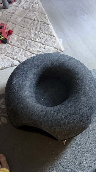 Harmaa kissan peti / piilopaikka