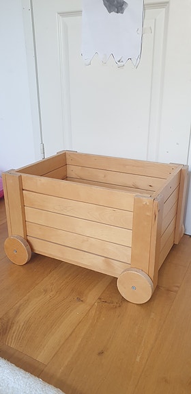 Puinen säilytyslaatikko pyörillä