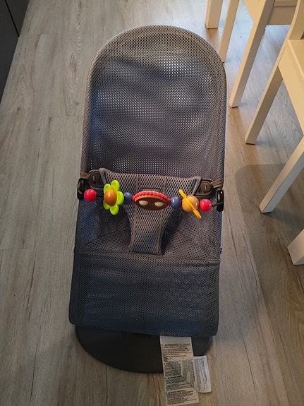 Baby Björn -sitteri mesh-kankaalla ja lelukaari