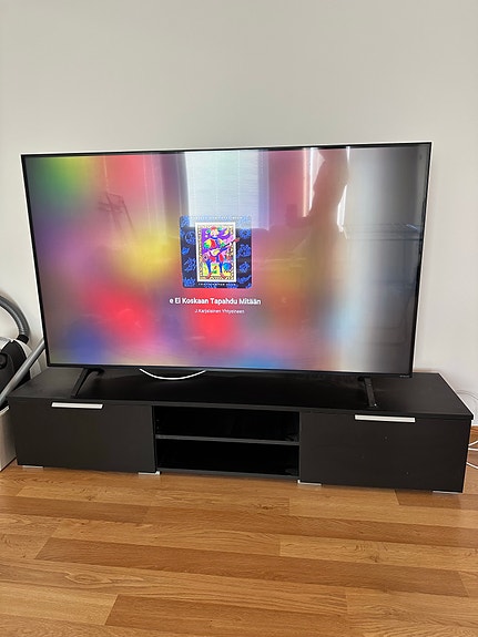 Tumma jykevä tv-taso