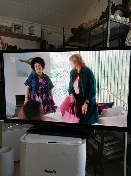 Finlux-televisio (malli: FIN32HD440BK).