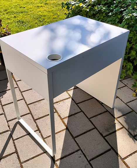IKEA valkoinen työpöytä kaapeliläpiviennillä
