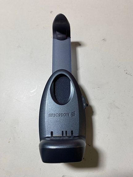 Ericsson -puhelimen autoteline, retroa
