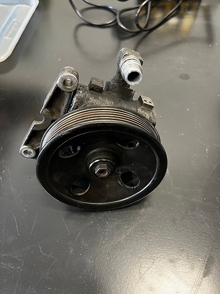 Mercedes-Benz ohjaustehostimen pumppu