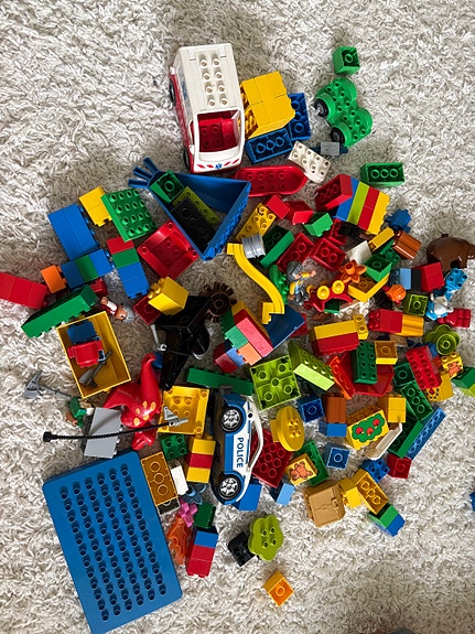 Lego duplo palikkasetti ja iso vihreä alusta